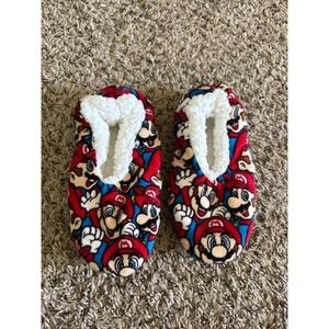 SUPER MARIO‎ Nintendo Fuzzy Slippers Size S/M (8-13)